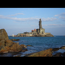 Die Tiruvalluvar-Statue  (vorne) und das Vivekananda-Denkmal